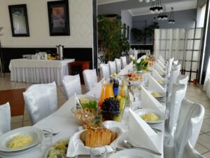 stół przygotowany na przyjęcie owoce