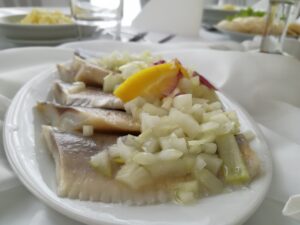 śledzie pod cebulką