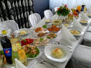 stół przygotowany na przyjęcie cały