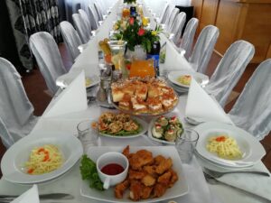 stół przygotowany do przyjęcia ciasta